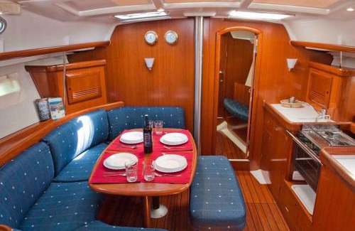Ibiza City Centre Boat Rental | Catamarán y Velero I Centro de Ibiza