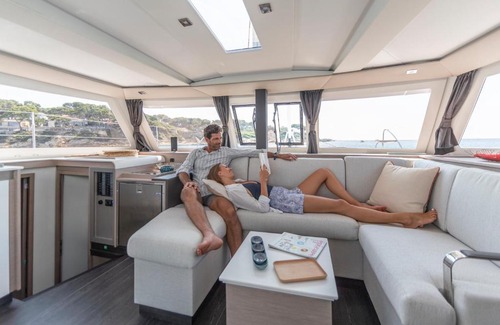 San Vincenzo Boat Rental | catamarano isla 40