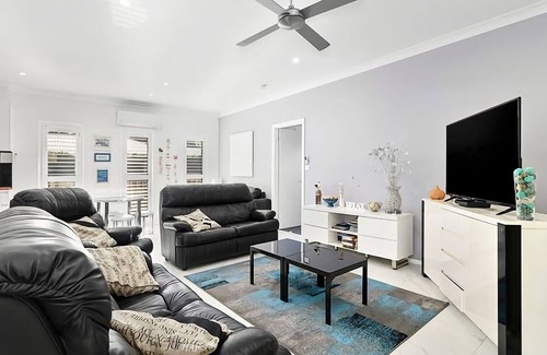 Tomakin House | Catch and Relax - Walk to the beach