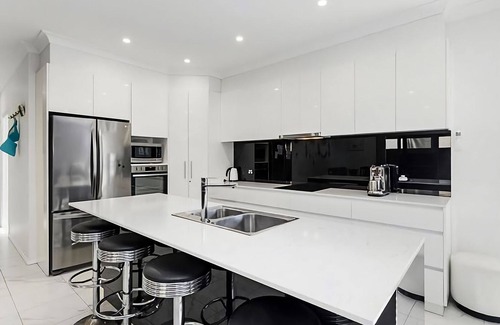 Tomakin House | Catch and Relax - Walk to the beach