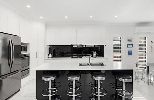 Tomakin House | Catch and Relax - Walk to the beach