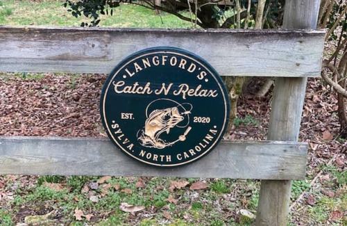 Sylva Cottage | Catch N Relax- River Access, Large Yard, Fiber Wifi, Fire Pit & Late Checkout!