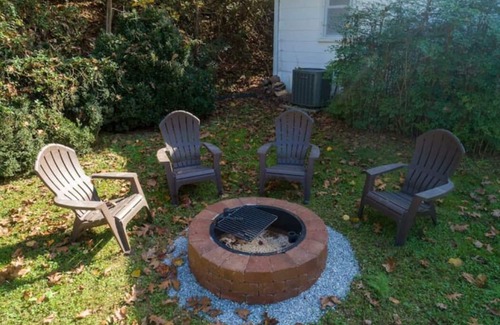 Sylva Cottage | Catch N Relax- River Access, Large Yard, Fiber Wifi, Fire Pit & Late Checkout!