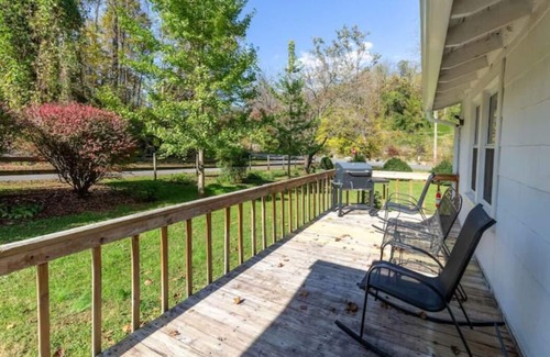 Sylva Cottage | Catch N Relax- River Access, Large Yard, Fiber Wifi, Fire Pit & Late Checkout!