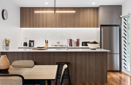 Carrington Apartment | Catch the Breeze - Stylish Townhouse Retreat