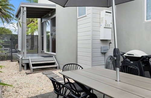 Carrington Apartment | Catch the Breeze - Stylish Townhouse Retreat