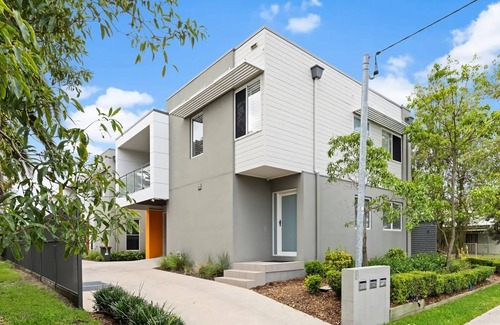 Carrington Apartment | Catch the Breeze - Stylish Townhouse Retreat