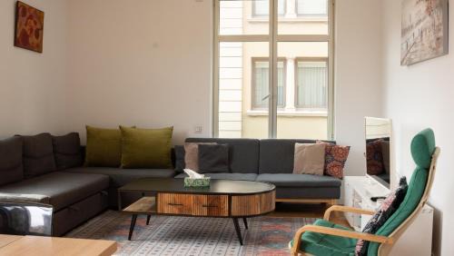El Born Apartment | Cathedral Charm on Via Lantana