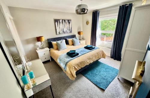 Lincoln House | Cathedral Quarter House with free Secure Driveway Parking for 2 Cars