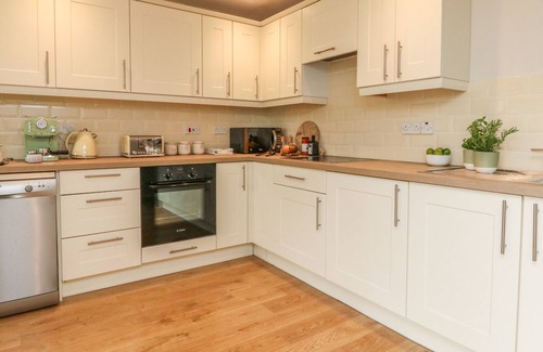 Brayford Cottage | CATKINS, pet friendly, with hot tub in South Molton
