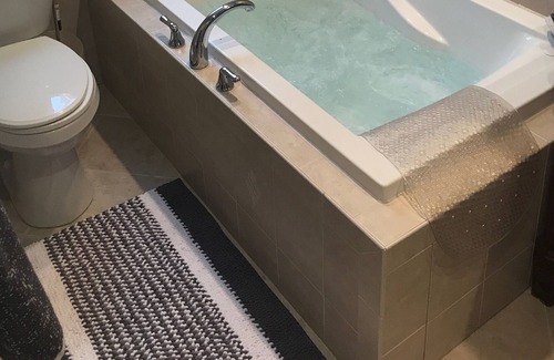 Woodridge House | Catskills Mid-Century Modern Lodge With Hot Tub