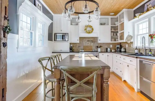 Fleischmanns House | Catskills Private Farm Retreat - Pet-Friendly - Hot Tub, Sauna & Mountain Views