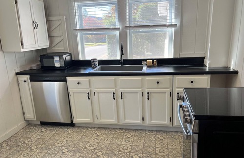 Waynesville House | Cattie's Cottage Charming house steps away from beautiful downtown Waynesville