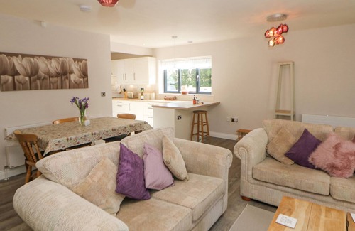 Sheffield Cottage | CAUSEWAY HIDEAWAY, romantic, with a garden in Dore