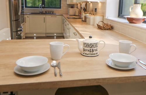 Sheffield Cottage | CAUSEWAY HIDEAWAY, romantic, with a garden in Dore