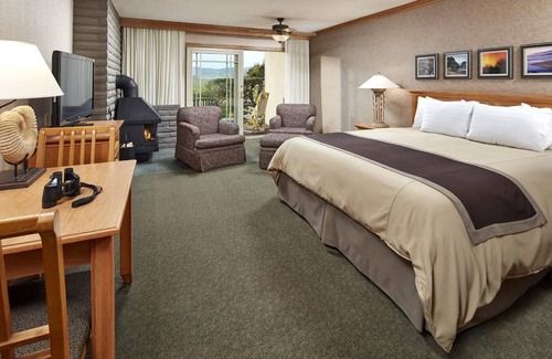 San Simeon Hotel | Cavalier Resort Premium King | Pools, Coastal Kitchen & Near San Simeon Sights