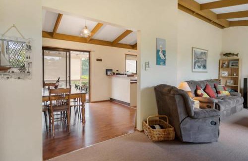 Goolwa Beach House | Cave Street Retreat - 38 Cave Street Goolwa Beach - BYO Linen