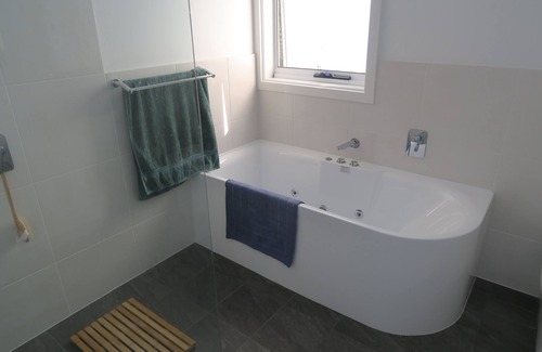 Caves Beach Cottage | Caves Cottage. Views 5 minutes walk to beach 4 bedrooms 3 bathrooms