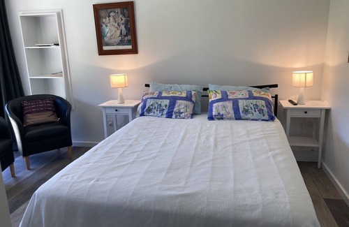 Caves Beach Cottage | Caves Cottage. Views 5 minutes walk to beach 4 bedrooms 3 bathrooms