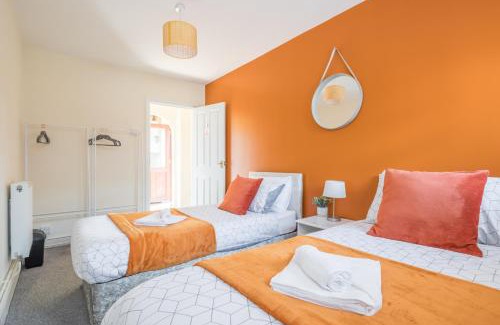 Peterborough Apartment | CB Stays -Spacious 5 BR Family Retreat in Foxdale