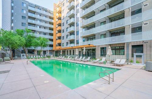Evans Churchill Apartment | CDT PHX Stay Pool Gym Balcony WD Parking