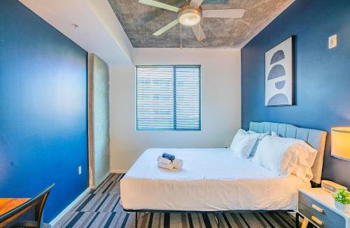 Evans Churchill Apartment | CDT PHX Stay Pool Gym Balcony WD Parking
