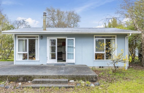 Te Rangiita Cottage | Cedar Cottage - Tauranga Taupo Holiday Home
