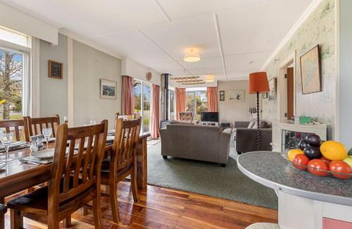 Te Rangiita House | Cedar Cottage - Tauranga Taupo Holiday Home