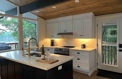 Muskoka Lakes Cottage | Cedar Cove Cottage-Firepit, Dock, Kayak, Renovated