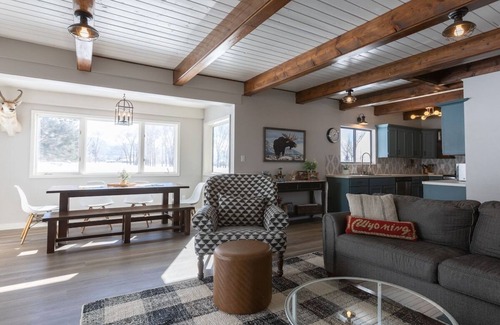 Thayne House | Cedar Creek Chalet ⁓ Snowmobilers Dream ⁓ Hot tub ~ Great Views
