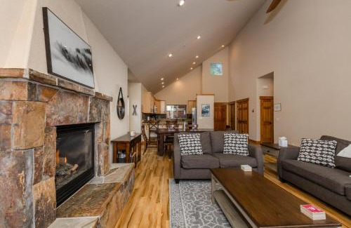 Truckee House | Cedar Crest at Winter Creek by Tahoe Getaways - 3BR, Walk to Ice Skating, Near Downtown and Northstar with Private Hot Tub!