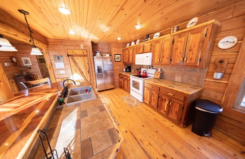 Buffalo City Cabin | Cedar Gable - Riley outfitter