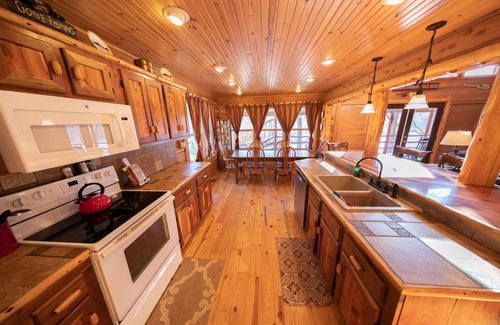 Buffalo City Cabin | Cedar Gable - Riley outfitter