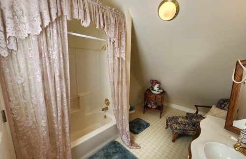 Mariposa House | Cedar Haven - A Hiker's Retreat