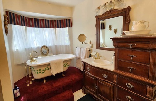 Mariposa House | Cedar Haven - A Hiker's Retreat