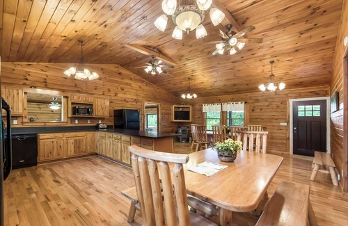 Logan Cabin | Cedar Hill Lodge 7 bedroom lodge up to 30 guests, 65 acres 1/2 mile from Old Man's Cave