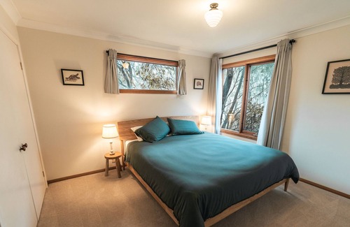 Blackheath Cabin | Cedar Hot Tub in the Treetops Shady Pines Cabin
