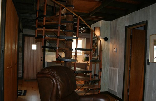 Reed Creek House | Cedar House - A beautiful little home with balconies and deck on Lake Hartwell!