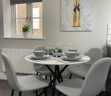 King's Lynn Apartment | Cedar House - A modern 2 bedroom house with free parking in the town centre! by ShortStays4U