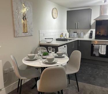 King's Lynn Apartment | Cedar House - A modern 2 bedroom house with free parking in the town centre! by ShortStays4U