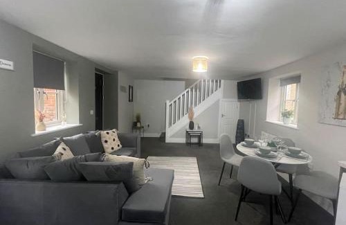 King's Lynn Apartment | Cedar House - A modern 2 bedroom house with free parking in the town centre! by ShortStays4U