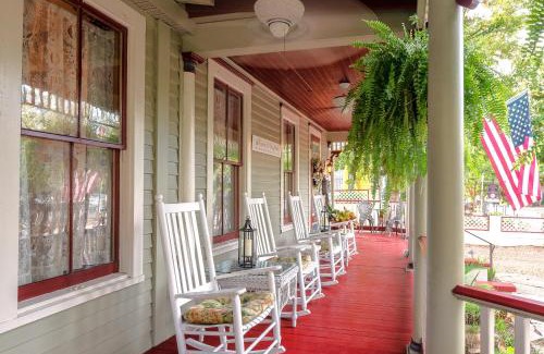 Downtown Historic District Bed & Breakfast | Cedar House Inn