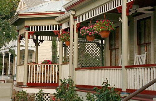 Downtown Historic District Bed & Breakfast | Cedar House Inn