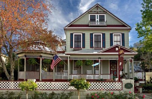 Downtown Historic District Bed & Breakfast | Cedar House Inn