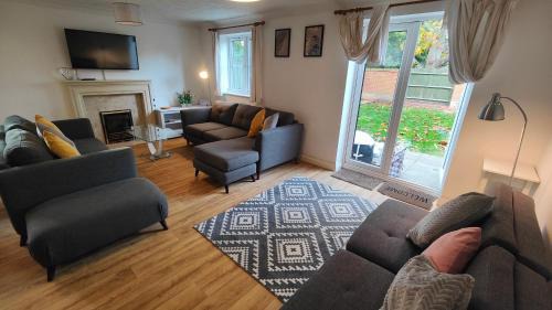 Eastleigh House | CEDAR HOUSE - Spacious 4Bedroom House 2Bath Kitchen SmartTV Lounge Garden Wifi FreeParking