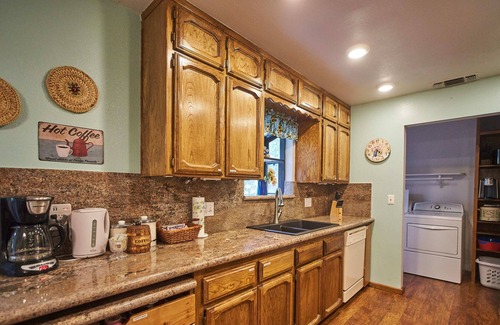 Oakhurst House | Cedar Meadow Escape- Pool table/Wifi/BBQ