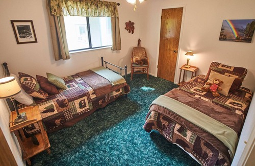 Oakhurst House | Cedar Meadow Escape- Pool table/Wifi/BBQ