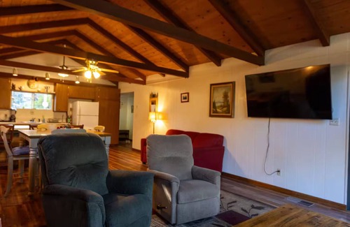 Camp Nelson Cabin | Cedar Pine Cottage - Cozy - Retro - Secluded - Cabin