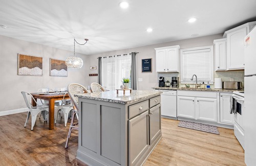 Huron House | Cedar Point/Kalahari/Sports Force/Hot tub/Firepit/EV/Pets/Beach/Fireplace/Park