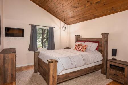 Oakhurst House | Cedar Ridge Hot Tub BBQ Sleeps 8